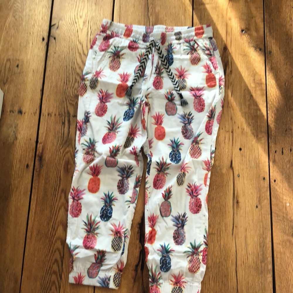 WOMEN'S J CREW SEASIDE PULL ON PANTS IN WHITE RATTI PAINTED PINEAPPLES